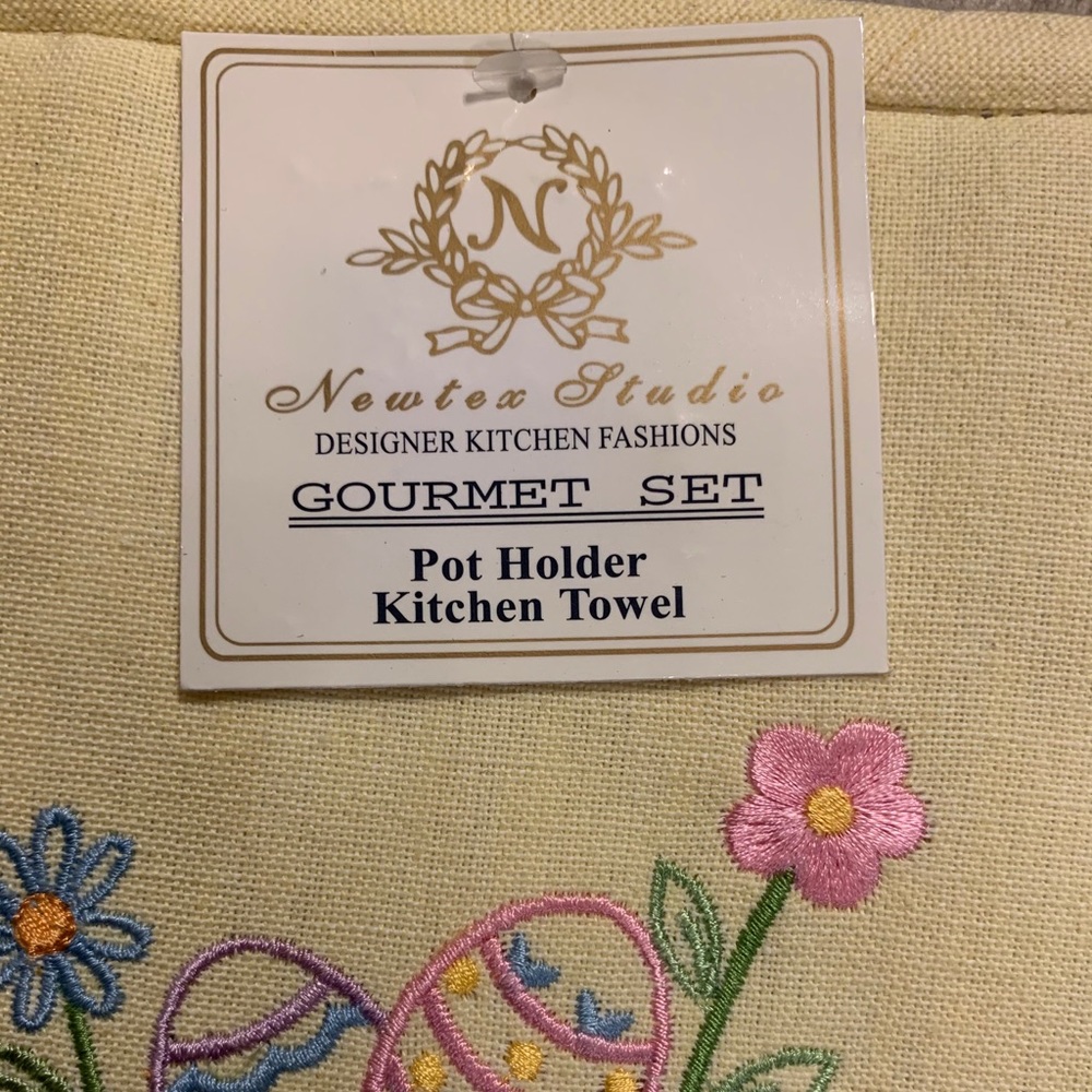 Spring Kitchen Towel/Pot Holder Set - Picture 3 of 5